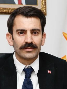 AK Partili Kişili’den Başkan Tugay’a Tepki: Hizmet Belediyeciliği Yap