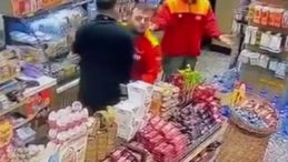 Akaryakıt İstasyonunda Şaşırtıcı Olay: Alkoll&uuml; M&uuml;şteri Personeli Darp Etti!