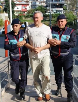 Alanya’da Eşini Bıçaklayan Rus Uyruklu Zanlı Adliyeye Sevk Edildi