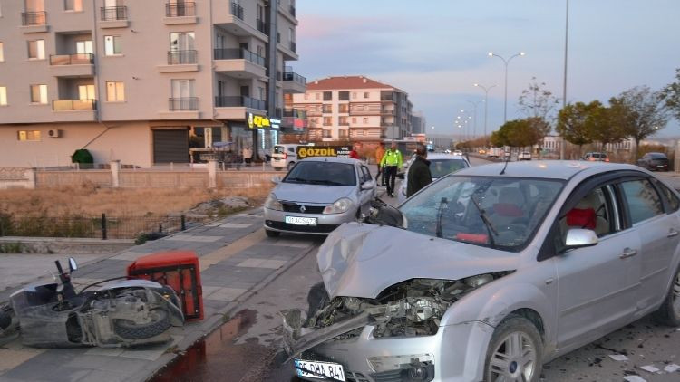 Alkoll&uuml; S&uuml;r&uuml;c&uuml; 3 Ara&ccedil;ta Hasara Neden Oldu: Sağlık G&ouml;revlisine "Beni Morgalığa G&ouml;t&uuml;r&uuml;n" Dedi