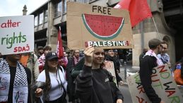 Almanya&rsquo;da Aktivistler İsrail&rsquo;e Silah Satışına Karşı Eylem D&uuml;zenledi