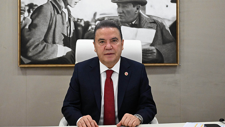 Ameliyat S&uuml;reci Başladı | Muhittin B&ouml;cek Hastaneye Kaldırıldı