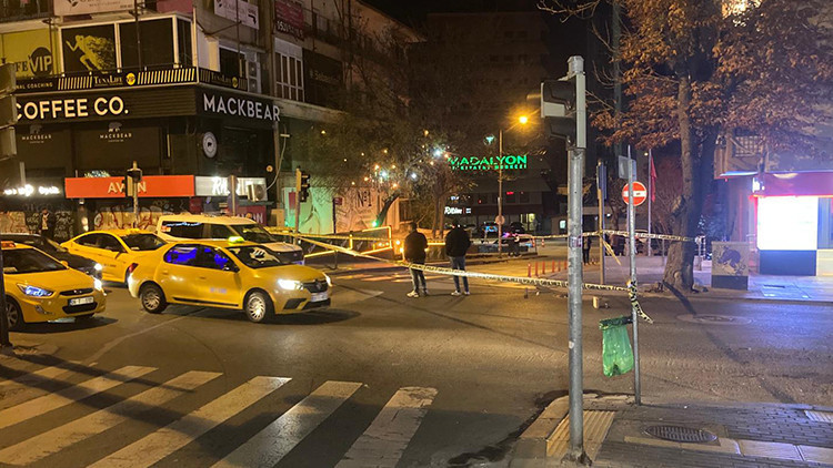 Ankara'da korkutan anlar! Motosikletli şüpheli caddede tabancayla rastgele ateş açtı