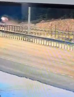 Ankara’da Kontrolden Çıkan Araç Bariyerlere Çarptı: Kaza Anı Güvenlik Kamerasına Yansıdı