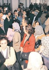 Annemle ila&ccedil; kuyruğunda &ccedil;ok bekledim