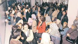 Annemle ila&ccedil; kuyruğunda &ccedil;ok bekledim