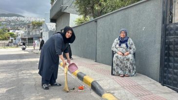 Annesi Hastalandığında Temizliğe Devam Etti! '10 Yıldır S&uuml;regelen Bir Alışkanlık'