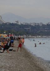 Antalya Konyaaltı Sahili'nde Şaşırtan Manzara: Herkes Oraya Akın Etti!