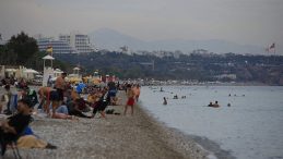 Antalya Konyaaltı Sahili'nde Şaşırtan Manzara: Herkes Oraya Akın Etti!