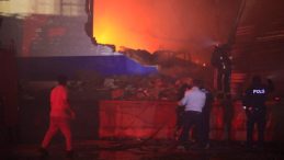 Antalya'da Korkutan Yangın! Fabrika Alevler İçinde Kaldı