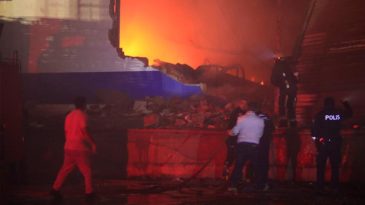 Antalya'da Korkutan Yangın! Fabrika Alevler İ&ccedil;inde Kaldı