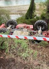 Antalya'da Korkutucu Kaza: İş Makinesi Şarampole D&uuml;şt&uuml;!