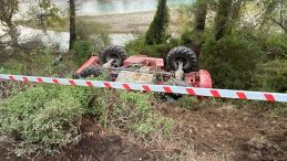 Antalya'da Korkutucu Kaza: İş Makinesi Şarampole D&uuml;şt&uuml;!