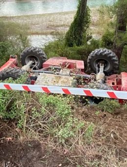 Antalya'da Korkutucu Kaza: İş Makinesi Şarampole Düştü!