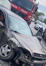 Antalya'da Taksi Ara&ccedil;la &Ccedil;arpıştı: Kaza Anı G&uuml;venlik Kamerasında!