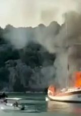 Antalya'da Yangınla Feci Şekilde Yanan Yat Denize G&ouml;m&uuml;ld&uuml;!