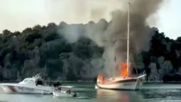 Antalya'da Yangınla Feci Şekilde Yanan Yat Denize Gömüldü!