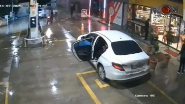 Antalya'da İş Yerine Kurşunlu Saldırı: Motosikletli Saldırganlar G&uuml;venlik Kamerasında!
