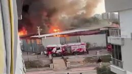 Antalya’da Ahşap Presleme Atölyesinde Yangın: Makineler Yanıp Küle Döndü