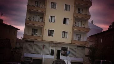 Apartmandaki ila&ccedil;lamada 3 aileden 8 kişi hastanelik oldu