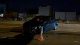 Ara&ccedil; metrelerce s&uuml;r&uuml;klenip taklalar attı! Sıyrık bile almadan kurtuldular