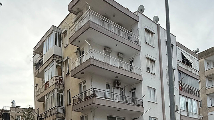 Arkadaşını Tuvalette &Ouml;l&uuml; Buldu