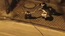 Arnavutk&ouml;y'de Komşuların G&uuml;r&uuml;lt&uuml; Kavgası Kamerada; Sopayla Saldırdılar