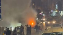 Arnavutk&ouml;y'de Yangın Korkusu: Seyir Halindeki Servis Aracı K&ouml;z Oldu!