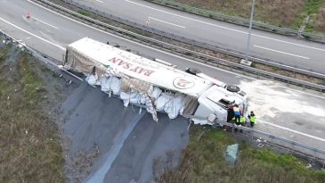 Arnavutk&ouml;y&rsquo;de Korkun&ccedil; Kaza! TIR Devrildi, S&uuml;r&uuml;c&uuml; Ağır Yaralı