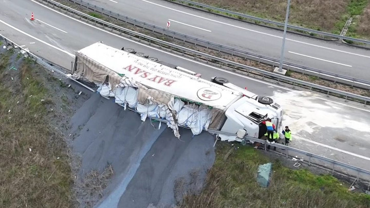 Arnavutköy’de Korkunç Kaza! TIR Devrildi, Sürücü Ağır Yaralı