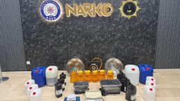 Arnavutk&ouml;y&rsquo;de Uyuşturucu Tesisine Baskın! Kristal Metamfetamin ve Kimyasallar Ele Ge&ccedil;irildi