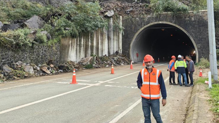 Artvin'de Heyelan: Kapanan Yol Yeniden Ulaşımda
