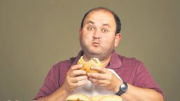 Aşırı Yemek Kalp Krizi Riskini Artırıyor