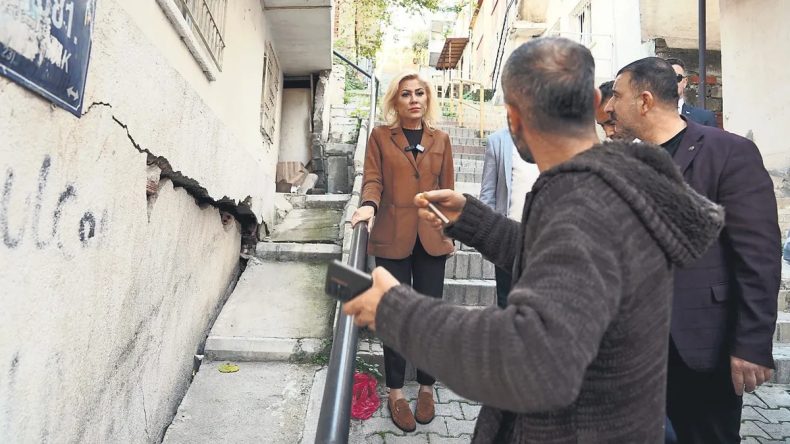 Atamer Mahallesi’nde Evler Çökmeye Başladı