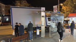 Ataşehir’de Kaza! Kamyonet Durağa Girdi