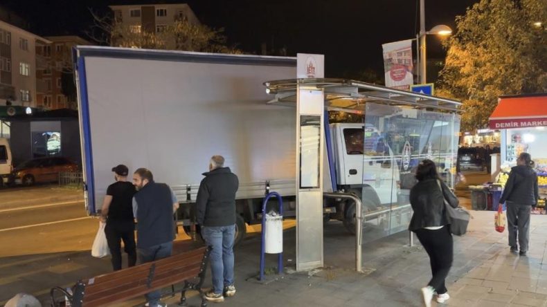 Ataşehir’de Kaza! Kamyonet Durağa Girdi
