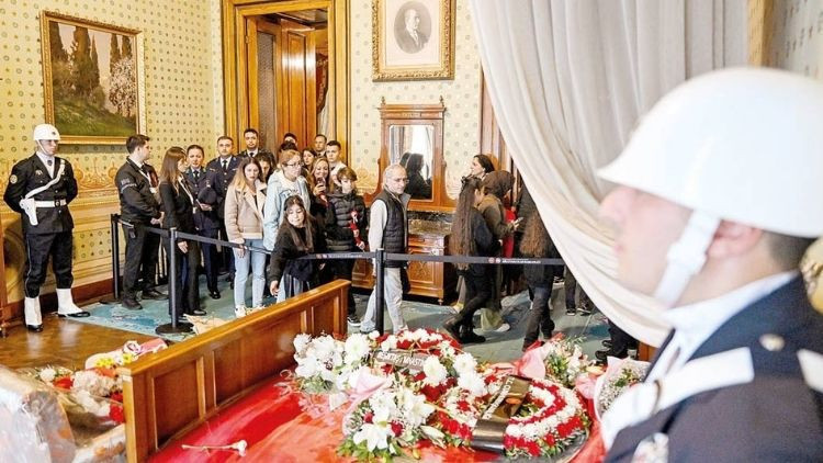 Atat&uuml;rk'e Sevgi Selinde Bulunanlar