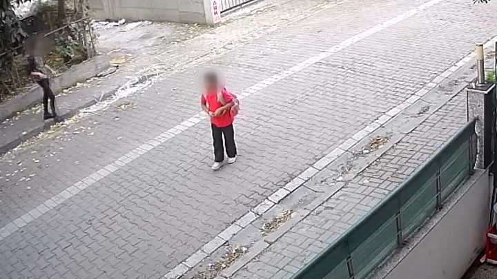 Avcılar'da 10 Yaşındaki Çocuğa Takip: Annesi Gelince Kaçtı!