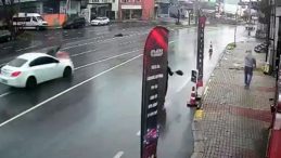 Avcılar'da alışverişten d&ouml;nen yayaya otomobil &ccedil;arptı! Kaza anı kamerada