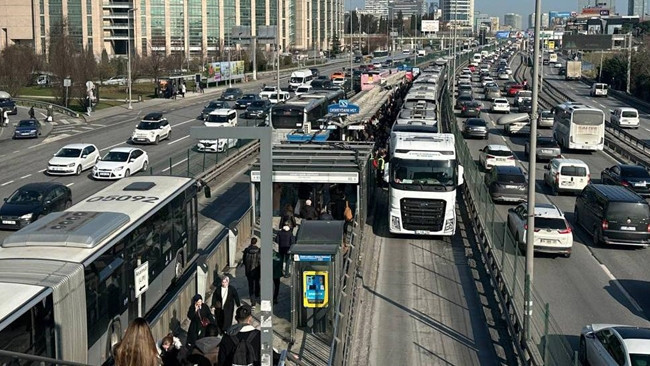 Avcılar'da Arızalanan Metrob&uuml;s Trafiği Olumsuz Etkiledi