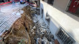 Avcılar'da istinat duvarı 4 katlı binanın bahçe katına çöktü