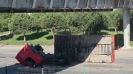 Avcılar'da İş Makinesi Taşıyan TIR Üst Geçide Çarptı: 2 Yaralı