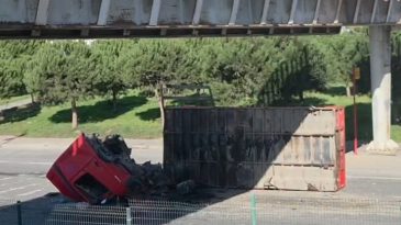 Avcılar'da İş Makinesi Taşıyan TIR &Uuml;st Ge&ccedil;ide &Ccedil;arptı: 2 Yaralı