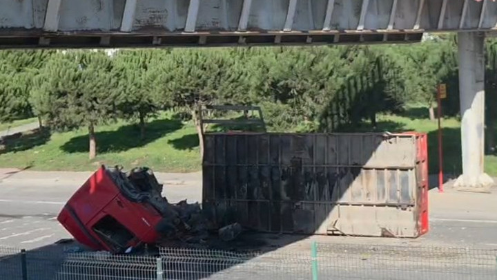 Avcılar'da İş Makinesi Taşıyan TIR Üst Geçide Çarptı: 2 Yaralı