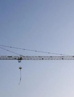 Avcılar'da Ücretini Alamayan Çalışan Kule Vince Çıktı!