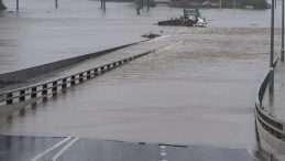 Avustralya'yı Tropikal Siklon Vurdu: Binlerce Ev ve İş Yeri Elektriksiz Kaldı