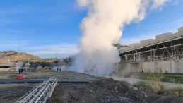 Aydın'da Sıcak Su Boru Hattı Patladı: Yüksek Sıcaklıktaki Sular Yola Aktı!