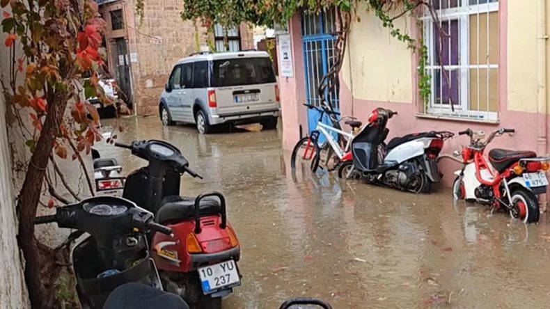 Ayvalık'ta Metrekareye 55 Kilogram Yağış Düştü! Bazı Cadde ve Sokaklar Göle Döndü