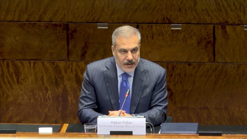 Bakan Fidan, Fin Parlamentosu Başkanı Jussi Halla-aho ile Bir Araya Geldi