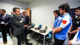 Bakan Tekin, İstanbul Havalimanı Mesleki ve Teknik Anadolu Lisesi'ni Ziyaret Etti